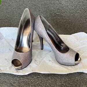 Jacqueline Ferrar -LARA- heels in a size 8.5 and the color Pewter Glitter.